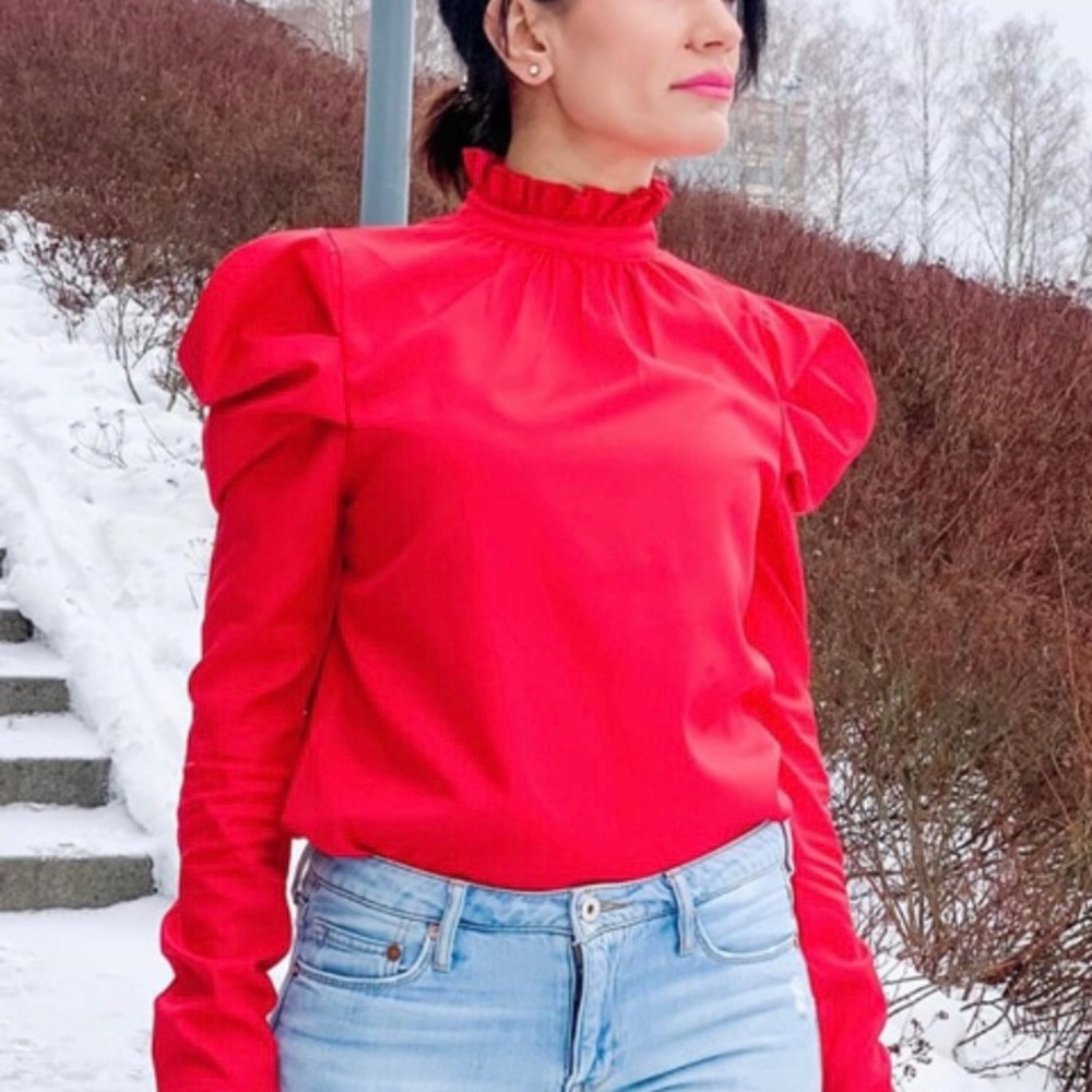 - New-Long sleeve blouse with puffed shoulders